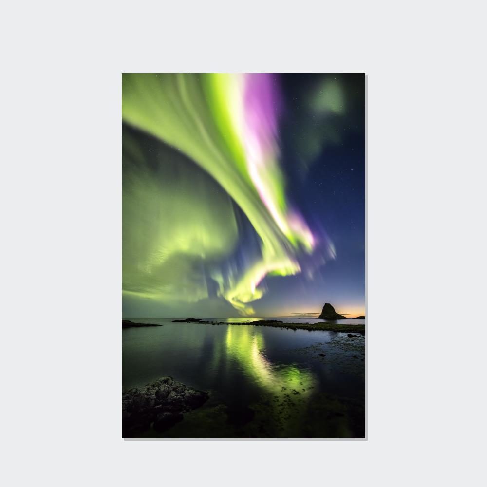 Aurora Borealis Dreams: Stunning Framed Canvas Print for Your Home
